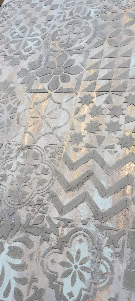 Ściana z użyciem dekorów